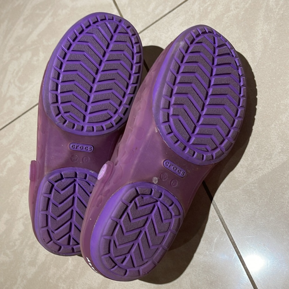 CROCS Hello Kitty-Purple Sandals with Strap size W6 very good used condition - Picture 4 of 6